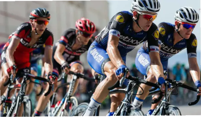 环西自行车赛（La Vuelta a España）是全球三大顶级公路自行车赛事
